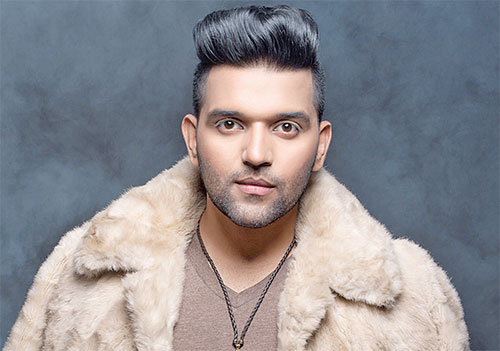 Popstar Guru Randhawa entertained the audience with his blockbuster songs,  said- It is good to come to Dhoni Bhai's city.. - Bollywood Wallah