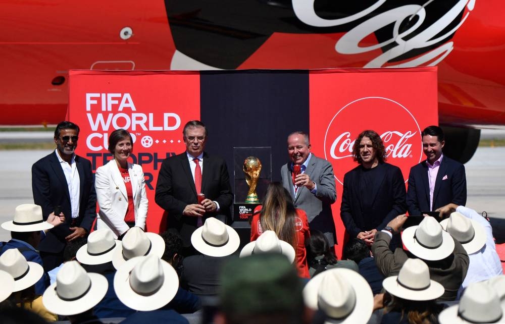 Qatar&#039;s ambassador to Mexico, Mohammed Alkuwari (L), Mexico&#039;s Foreign Minister Marcelo Ebrard (2-L), the president of Coca Cola in Mexico, Roberto Mercade (3-R), Spanish retired footballer and FIFA ambassador Carles Puyol (2-R) and other authorities, pose for pictures during the kick-off of the FIFA World Cup Trophy Tour in Mexico, ahead of the Qatar 2022 World Cup, at the Felipe Angeles International Airport (AIFA) in Santa Lucia, Zumpango, Mexico State, on October 15, 2022. - The 2022 FIFA World Cup will be held from November 20 to December 18, 2022, in Doha. (Photo by Claudio CRUZ / AFP)